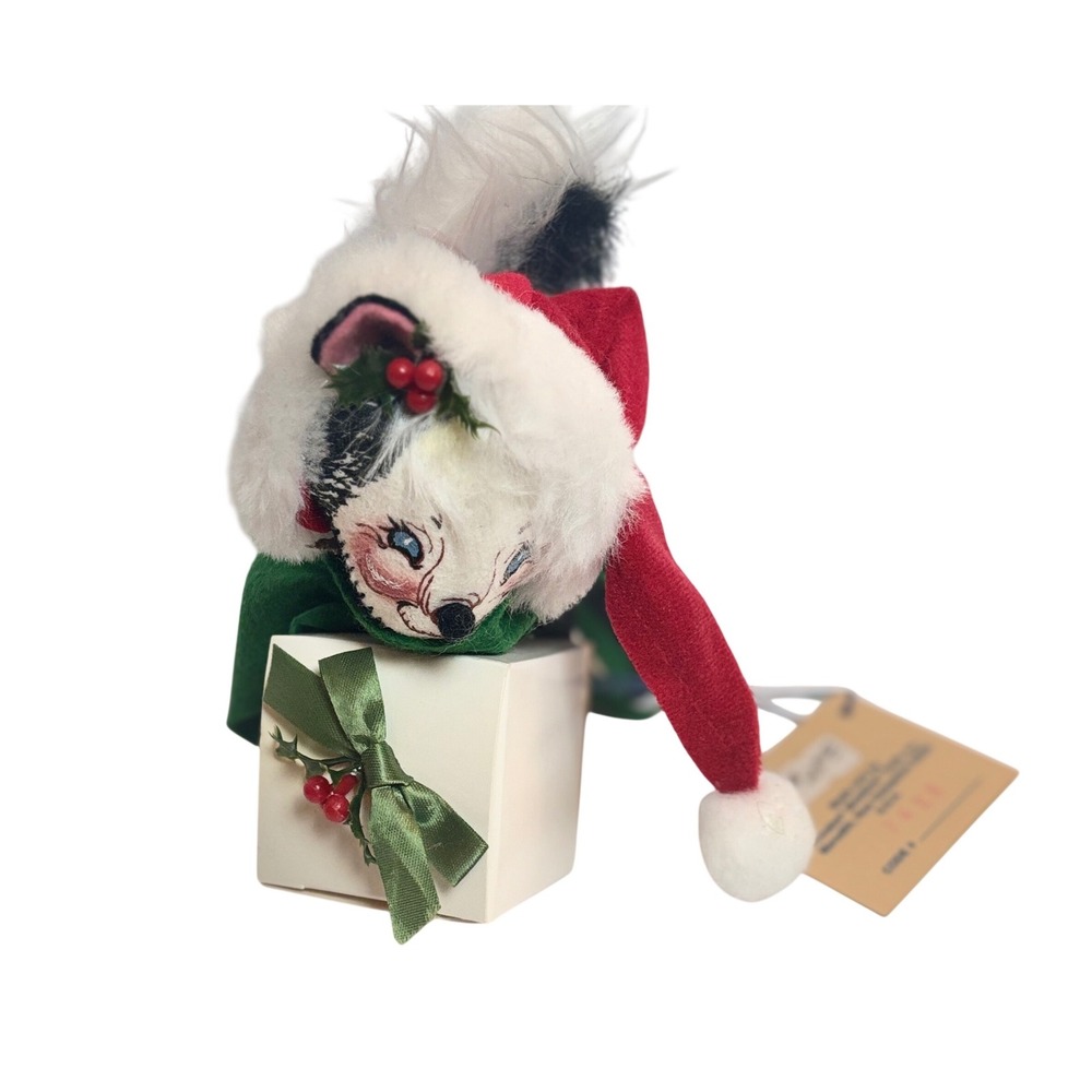 Annalee 1992 Vintage Christmas Skunk with Gift Box Santa Hat‎ Felt Doll 6 inch